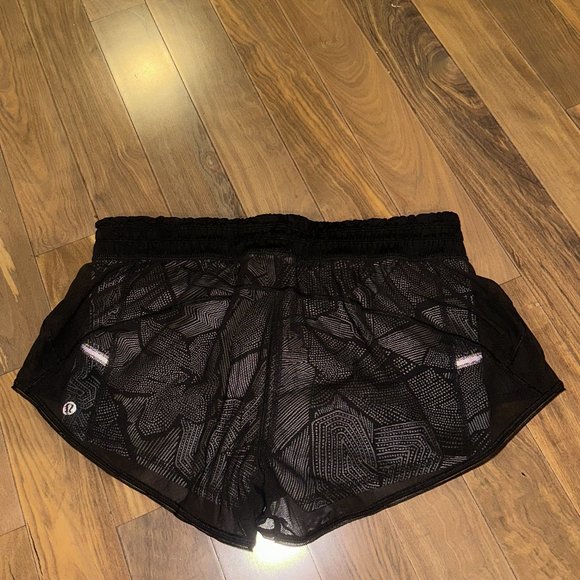 Lululemon City Sky Run By Black/White Dot Pattern Black Mesh Short Size 8 - Picture 2 of 3